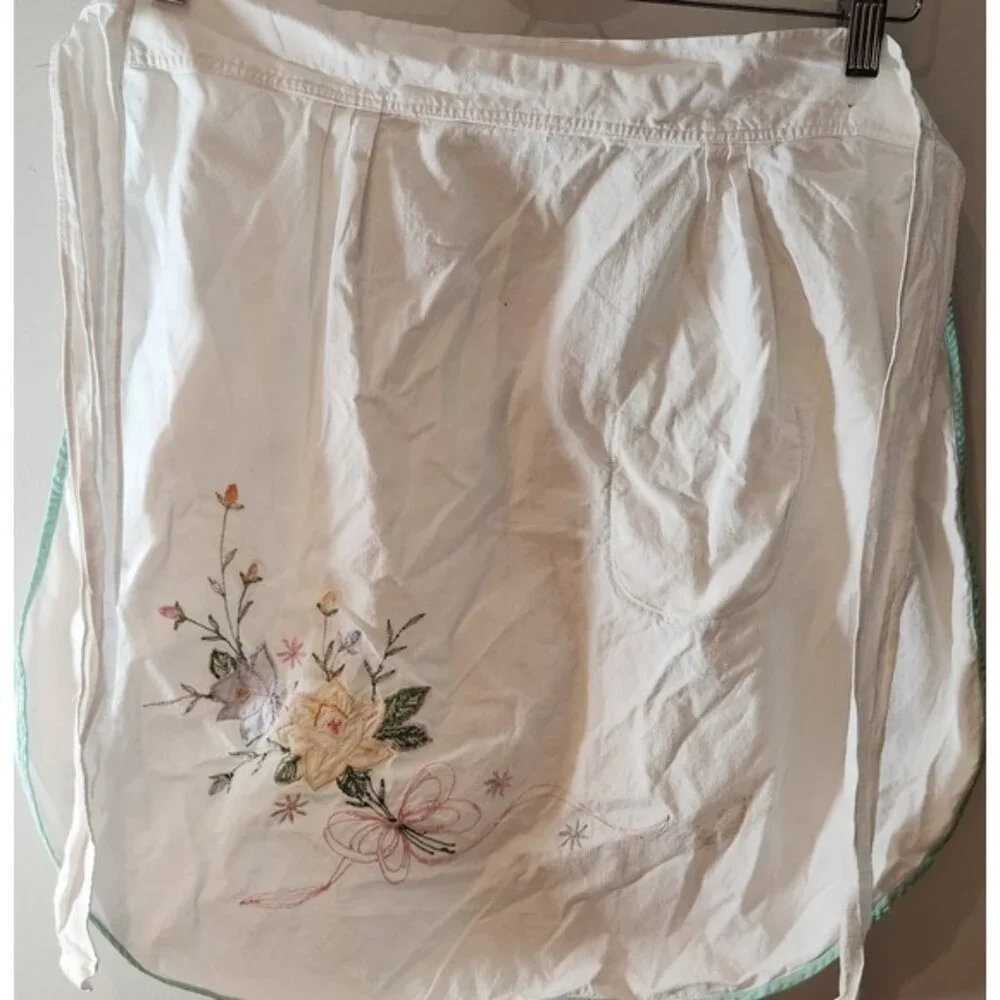Embroidered Floral Apron with Pocket Small/medium‎